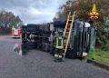 Arborea, camion carico di vetro si ribalta sulla complanare della 131
