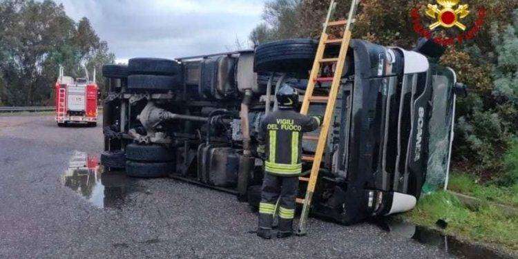Arborea, camion carico di vetro si ribalta sulla complanare della 131