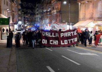 Antimilitaristi sfilano a Cagliari, in centinaia contro l’Operazione Lince