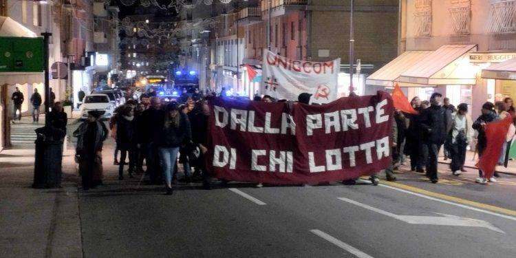 Antimilitaristi sfilano a Cagliari, in centinaia contro l’Operazione Lince