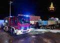 Paura a Elmas, nella notte camion in fiamme