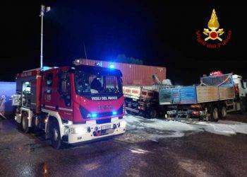 Paura a Elmas, nella notte camion in fiamme