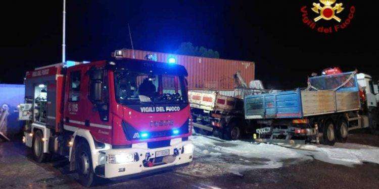 Paura a Elmas, nella notte camion in fiamme