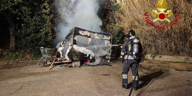 Santa Teresa di Gallura, in fiamme una roulotte