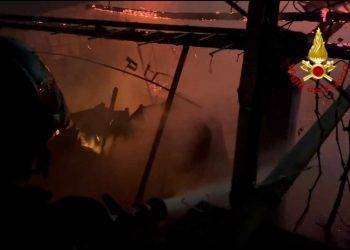 Paura a Cabras, abitazione in fiamme