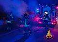 Auto in fiamme a Siniscola, in azione i Vigili del Fuoco