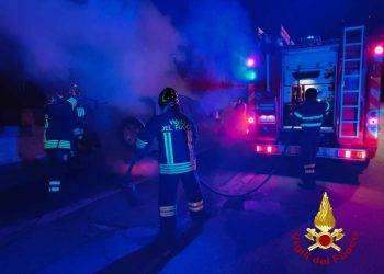 Auto in fiamme a Siniscola, in azione i Vigili del Fuoco