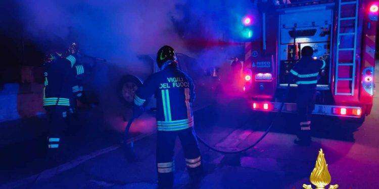 Auto in fiamme a Siniscola, in azione i Vigili del Fuoco