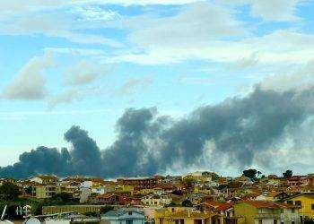 Vasto incendio in discarica di pneumatici a Selargius