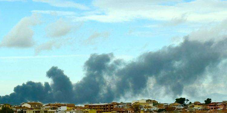 Vasto incendio in discarica di pneumatici a Selargius