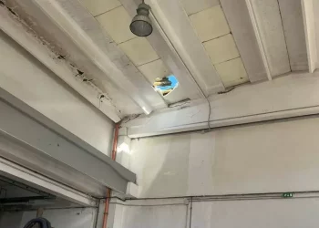 Cede parte tetto, operaio precipita da 10 metri e muore