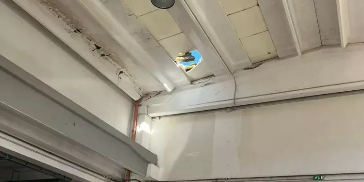 Cede parte tetto, operaio precipita da 10 metri e muore