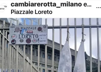 Fantoccio Musk a testa in giù a Piazzale Loreto, blitz studenti