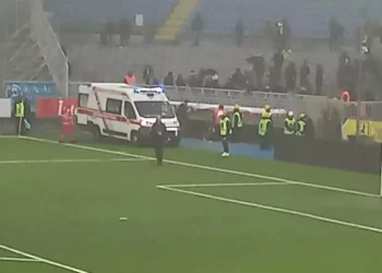 Grave tifoso, cade da parapetto dopo partita calcio di serie C