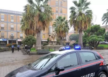 Incendia l’auto del fratello e minaccia i carabinieri, arrestato