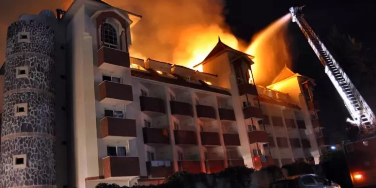 Incendio in stazione sciistica in Turchia, 10 morti