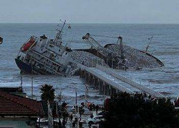 Maltempo, nave 100 metri finisce contro pontile Marina di Massa