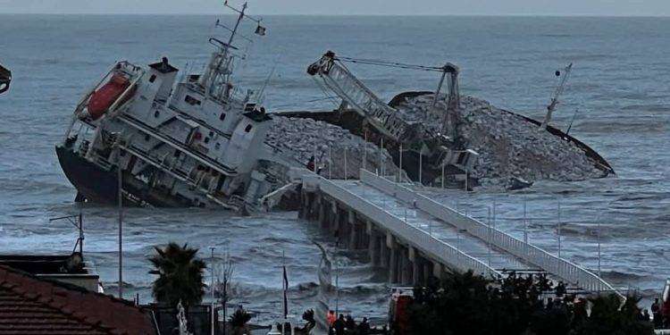 Maltempo, nave 100 metri finisce contro pontile Marina di Massa