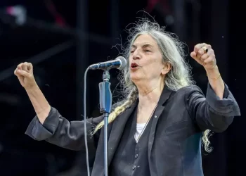 Patti Smith sviene e cade a terra durante una esibizione in Brasile