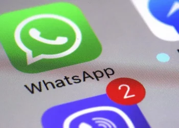 Phishing via WhatsApp, così rubano i dati di accesso a Facebook: come difendersi