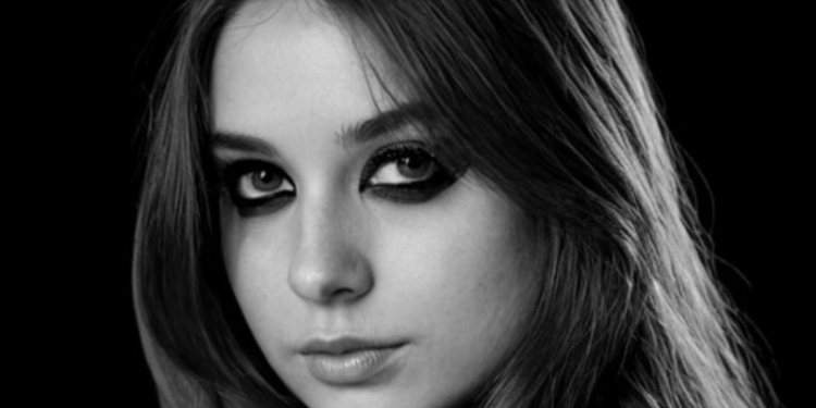 Swing e pop si fondono: Jarliama lancia il suo nuovo singolo con un videoclip esplosivo