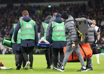 Sviene in campo durante Tottenham-Liverpool, paura per Bentancur