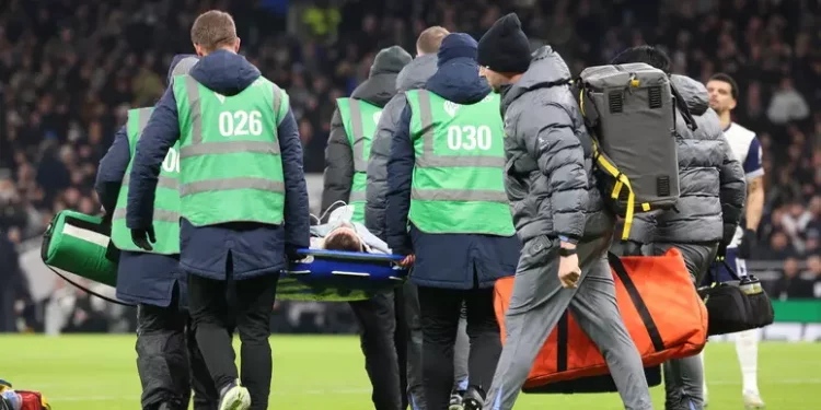 Sviene in campo durante Tottenham-Liverpool, paura per Bentancur