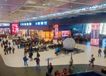 Dicembre nero per trasporti aerei, boom ritardi e disservizi