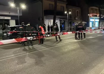 Accoltella i passanti a caso, terrore a Villa Verucchio (Rimini): alla fine un carabiniere lo uccide