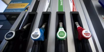 La benzina sale a 1,8 euro al litro, +3 centesimi da fine 2024