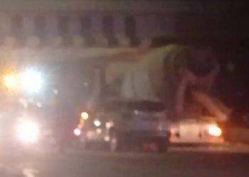 Cagliari, betoniera rimane incastrata sotto il ponte di Sant’ Elia