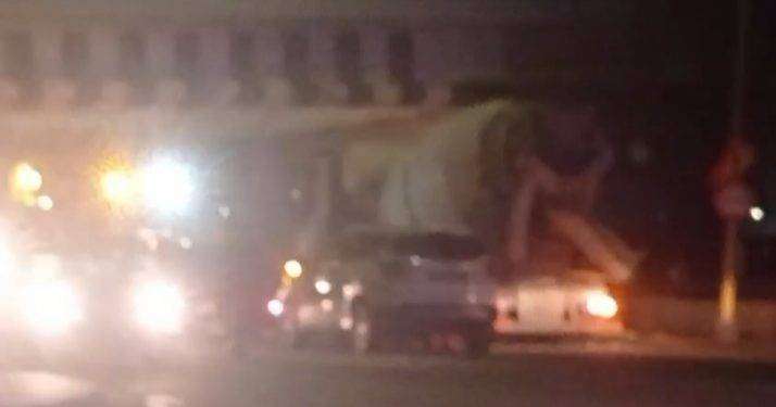 Cagliari, betoniera rimane incastrata sotto il ponte di Sant’ Elia