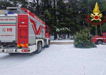 Neve sul Limbara, i Vigili del Fuoco soccorrono automobilisti bloccati