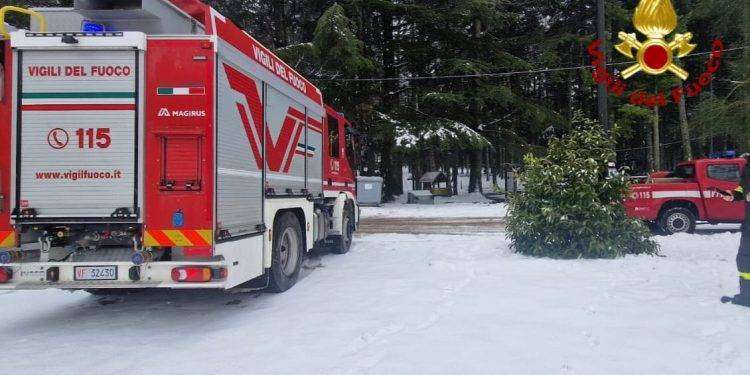 Neve sul Limbara, i Vigili del Fuoco soccorrono automobilisti bloccati