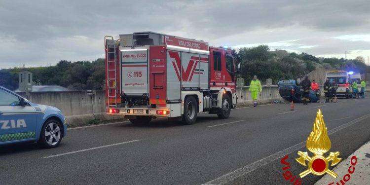 Si ribalta sulla SS 131: un ferito