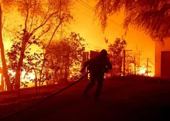 Inferno di fuoco a Los Angeles, migliaia in fuga. Biden annulla il viaggio in Italia