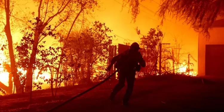 Inferno di fuoco a Los Angeles, migliaia in fuga. Biden annulla il viaggio in Italia