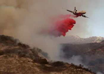 Nuovo vasto incendio scoppiato a nord di Los Angeles