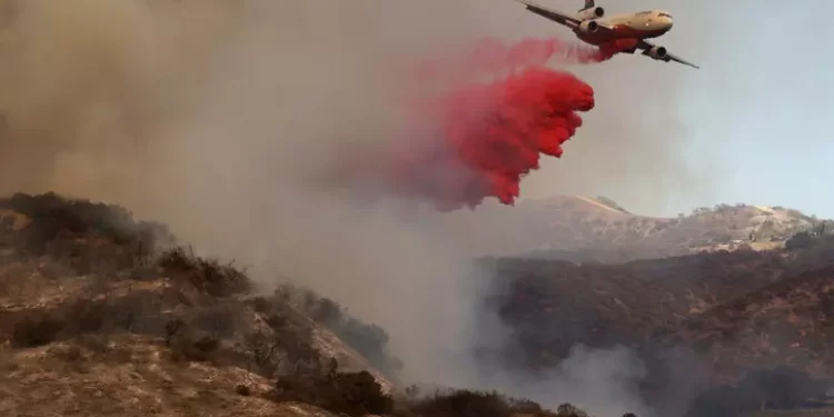 Nuovo vasto incendio scoppiato a nord di Los Angeles