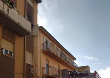Scoppia incendio in casa a Bosa, quattro famiglie evacuate