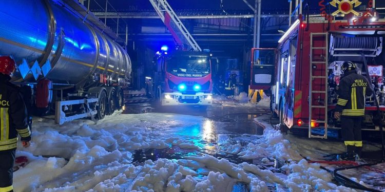 Milano, incendio alla Itelyum di Rho: tre operai feriti