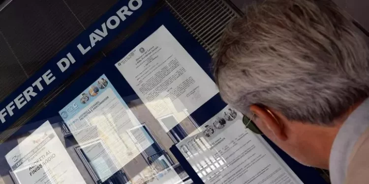 Istat, nel 2024 le retribuzioni in aumento del 3,1%