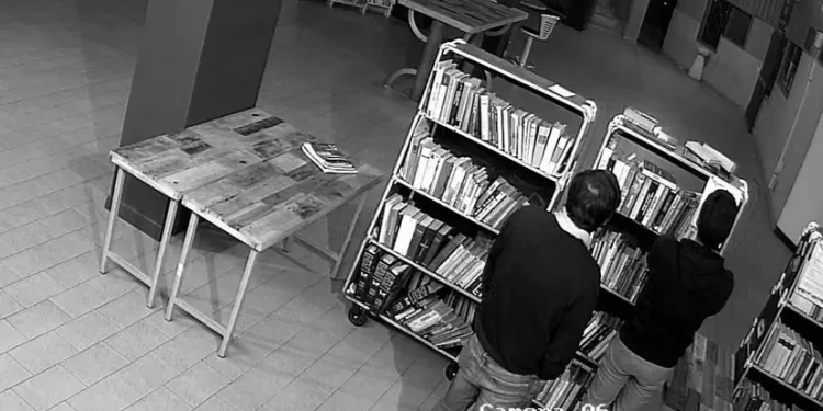 Cagliari, ladri “beccati” a rubare 300 libri del bookcrossing: “Ci sono i video, restituiteli”