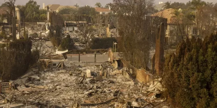 Sale il bilancio delle vittime a Los Angeles, 7 i morti