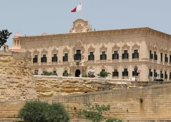 Giù dal balcone a Malta, si indaga per violenza domestica