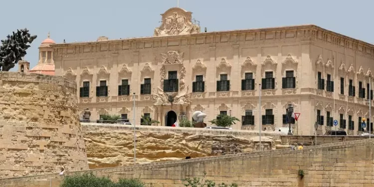 Giù dal balcone a Malta, si indaga per violenza domestica