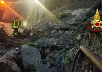 Maltempo, crolla muro a Genova: si scava per escludere feriti