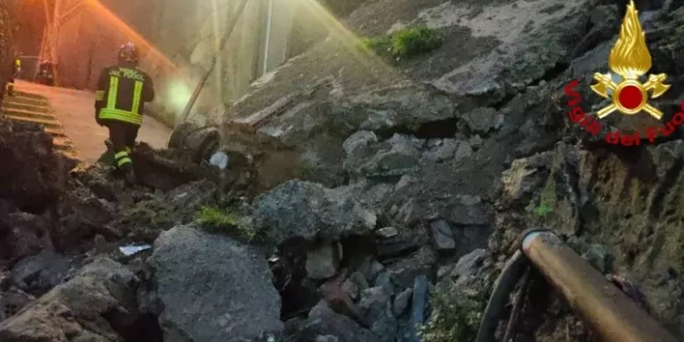 Maltempo, crolla muro a Genova: si scava per escludere feriti