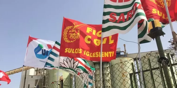 ‘Niente stipendio a operai Sider Alloys’, sale la tensione