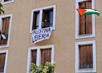 Espone bandiera e striscione per la Palestina, si ritrova polizia e carabinieri in casa